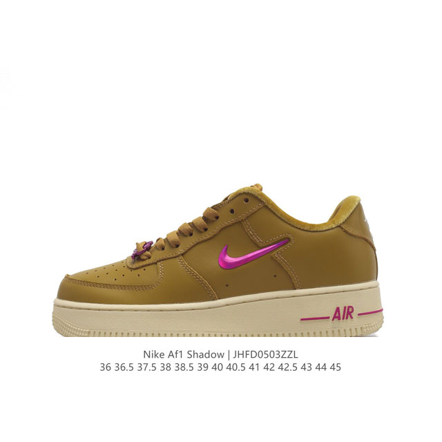 耐克 Nike Air Force 1 '07 Low 空军一号含气垫 低帮百搭厚底增高休闲运动板鞋。柔软、弹性十足的缓震性能和出色的中底设计，横跨复古与现代的