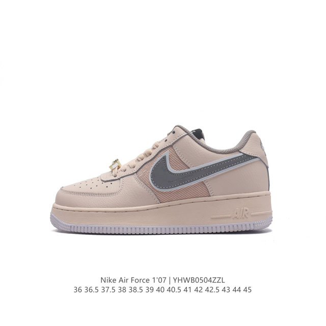 耐克 Nike Air Force 1 '07 空军一号男女子运动鞋复古篮球鞋，巧妙结合复古美学和新潮魅力，旨在致敬 40 年来风靡世界的元年款篮球鞋。皮革织物