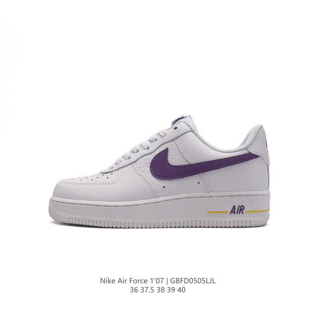 特价 耐克 Nike Air Force 1 '07 Low 空军一号含气垫 低帮百搭厚底增高休闲运动板鞋。柔软、弹性十足的缓震性能和出色的中底设计，横跨复古与