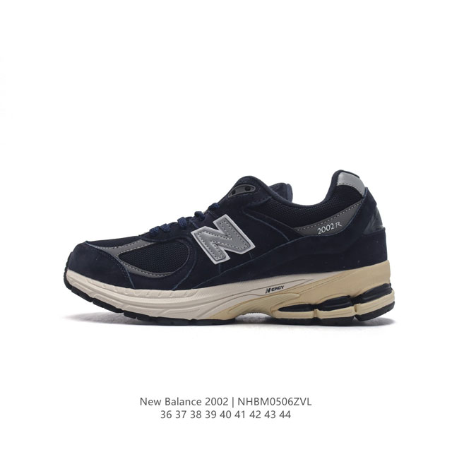 新百伦 New Balance 2002R 跑鞋 男女运动鞋厚底老爹鞋。沿袭了面世之初的经典科技，以 Encap 中底配以升级版 N-Ergy 缓震物料。鞋面则