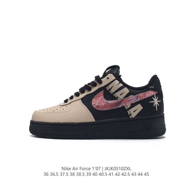 耐克 Nike Air Force 1 '07 Low 空军一号含气垫 低帮百搭厚底增高休闲运动板鞋。柔软、弹性十足的缓震性能和出色的中底设计，横跨复古与现代的