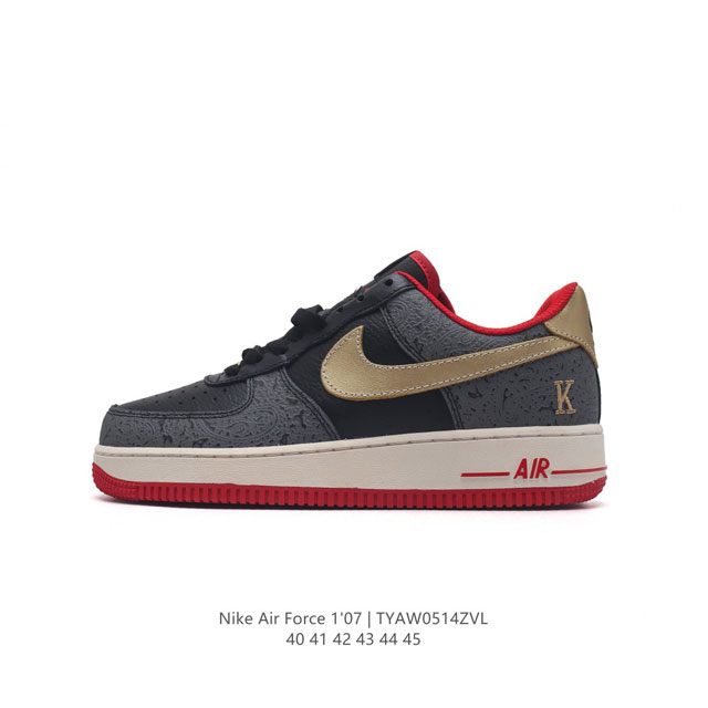 耐克 Nike Air Force 1 '07 Low 空军一号含气垫 低帮百搭厚底增高休闲运动板鞋。柔软、弹性十足的缓震性能和出色的中底设计，横跨复古与现代的