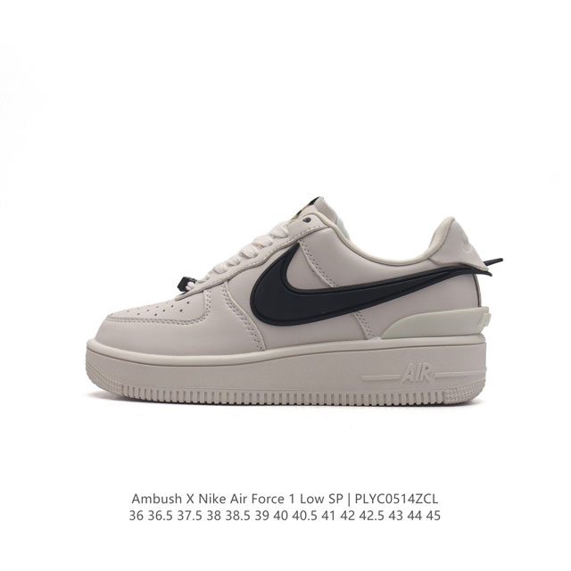 耐克 空军一号 Af1 低帮休闲板鞋 Ambush X Nk Air Force 1'07 Low Sp 空军一号联名标志性的swoosh延伸至鞋跟之外，鞋舌和