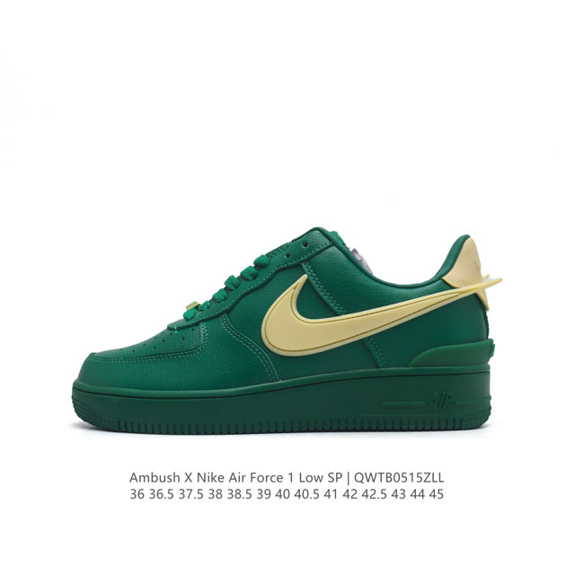 耐克 空军一号 Af1 低帮休闲板鞋 Ambush X Nk Air Force 1'07 Low Sp 空军一号联名标志性的swoosh延伸至鞋跟之外，鞋舌和