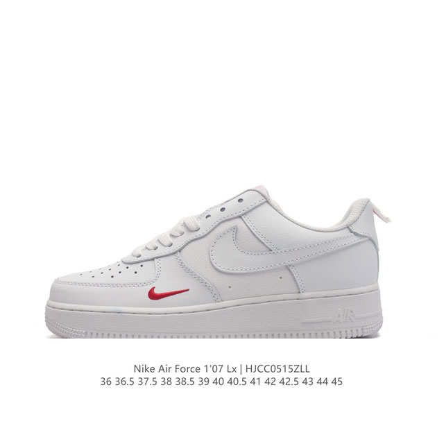 耐克 Nike Air Force 1 '07 Low 空军一号含气垫 低帮百搭厚底增高休闲运动板鞋。柔软、弹性十足的缓震性能和出色的中底设计，横跨复古与现代的