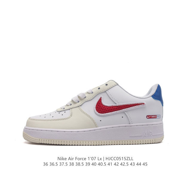 耐克 Nike Air Force 1 '07 Low 空军一号含气垫 低帮百搭厚底增高休闲运动板鞋。柔软、弹性十足的缓震性能和出色的中底设计，横跨复古与现代的