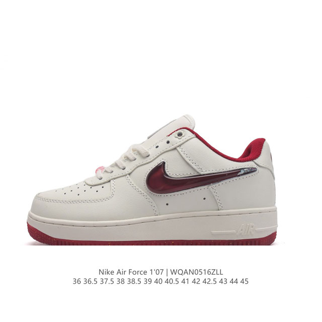 耐克 Nike Air Force 1 '07 Low 空军一号含气垫 低帮百搭厚底增高休闲运动板鞋。柔软、弹性十足的缓震性能和出色的中底设计，横跨复古与现代的