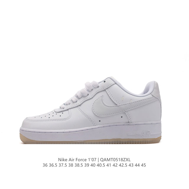 耐克 Nike Air Force 1 '07 Low 空军一号含气垫 低帮百搭厚底增高休闲运动板鞋。柔软、弹性十足的缓震性能和出色的中底设计，横跨复古与现代的