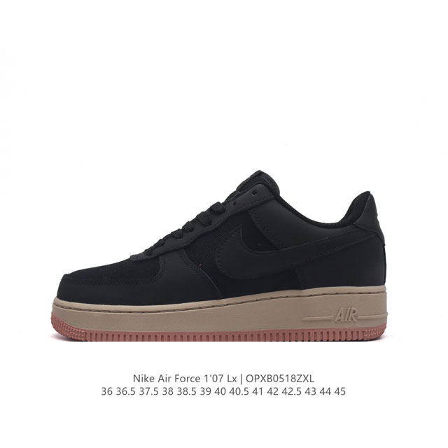 耐克 Nike Air Force 1 '07 Low 空军一号含气垫 低帮百搭厚底增高休闲运动板鞋。柔软、弹性十足的缓震性能和出色的中底设计，横跨复古与现代的