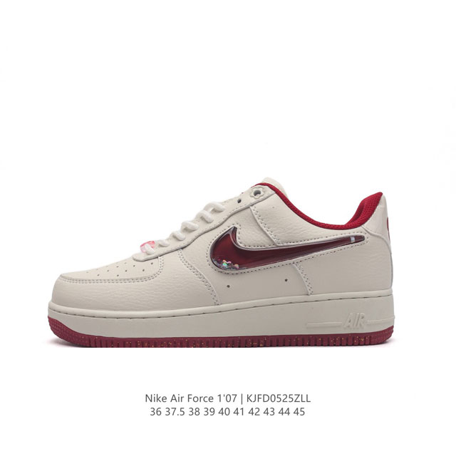 耐克 Nike Air Force 1 '07 Low 空军一号含气垫 低帮百搭厚底增高休闲运动板鞋。柔软、弹性十足的缓震性能和出色的中底设计，横跨复古与现代的