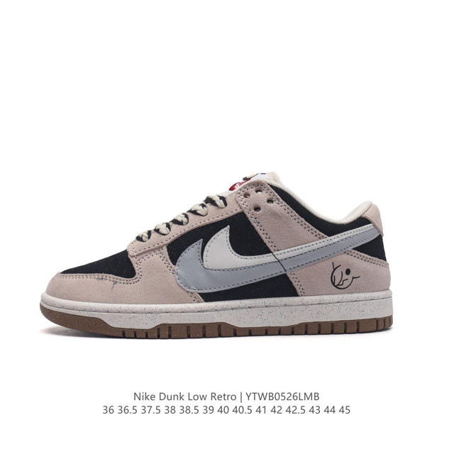 耐克 Nk Dunk Low Se 双钩扣篮经典运动板鞋 此款dunk Low采用绒面革材质 鞋身左右侧均配有皮革质双 Swoosh 两色搭配 年纪念标放在鞋舌