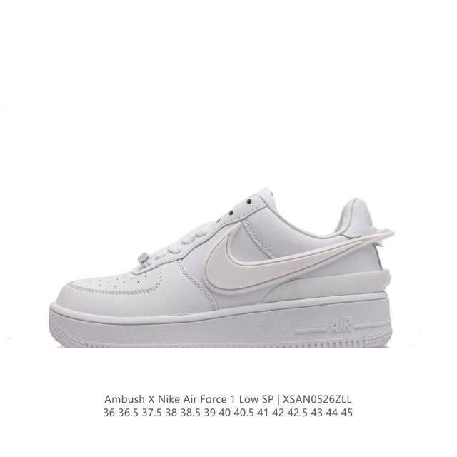 耐克 空军一号 Af1 低帮休闲板鞋 Ambush X Nk Air Force 1'07 Low Sp 空军一号联名标志性的swoosh延伸至鞋跟之外，鞋舌和