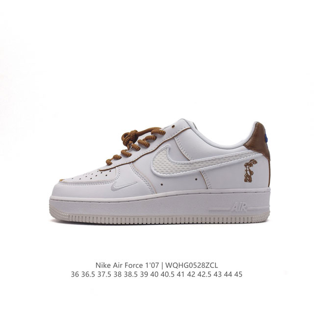 耐克 Nike Air Force 1 '07 Low 空军一号含气垫 低帮百搭厚底增高休闲运动板鞋。柔软、弹性十足的缓震性能和出色的中底设计，横跨复古与现代的