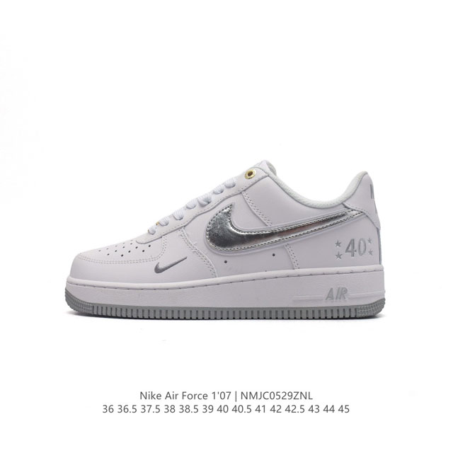 耐克 Nike Air Force 1 '07 Low 空军一号含气垫 低帮百搭厚底增高休闲运动板鞋。柔软、弹性十足的缓震性能和出色的中底设计，横跨复古与现代的