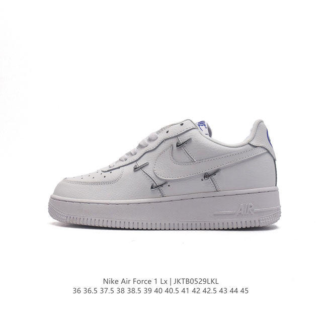 耐克 Nike Air Force 1 '07 Low 空军一号含气垫 低帮百搭厚底增高休闲运动板鞋。柔软、弹性十足的缓震性能和出色的中底设计，横跨复古与现代的