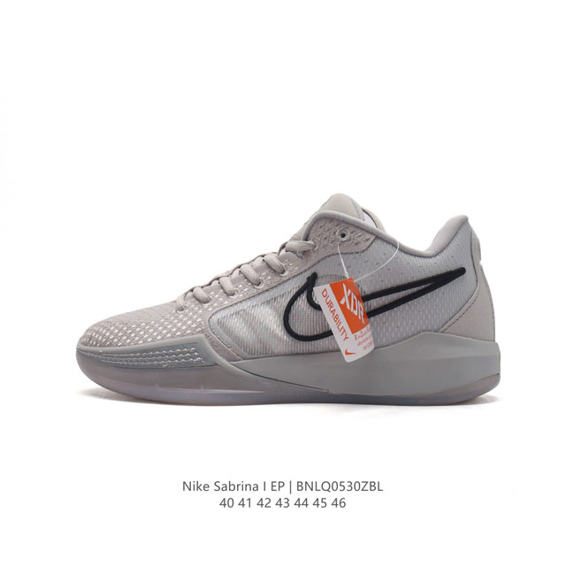 Wnba 球星sabrina Ionescu 的签名鞋nike Sabrina 1 篮球鞋正式发布 这双鞋定位是中性，并不限定于女子款式。低帮设计，鞋面材质选取