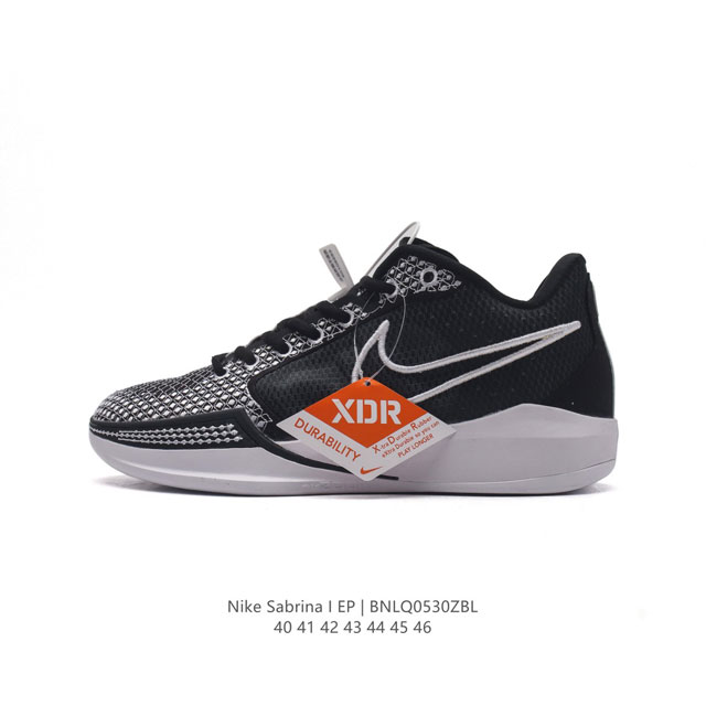 Wnba 球星sabrina Ionescu 的签名鞋nike Sabrina 1 篮球鞋正式发布 这双鞋定位是中性，并不限定于女子款式。低帮设计，鞋面材质选取