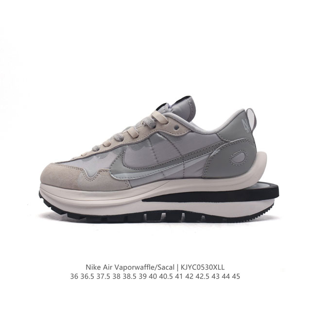 耐克 Sacai X Nike Vaporwaffle 华夫三代3.0 走秀重磅联名款运动鞋 。鞋款由pegasus与vaporfly两款鞋型的设计元素共同构建