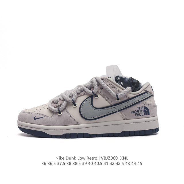 耐克 Nike Dunk Low Retro 运动鞋 北面 北脸联名款复古板鞋 解构绑带 双鞋带。作为 80 年代经典篮球鞋款，起初专为硬木球场打造，后来成为席