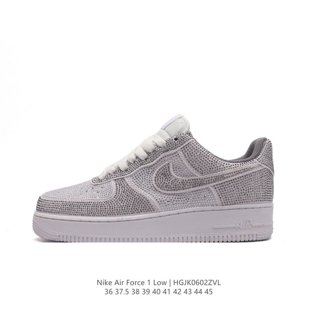 耐克 Nike Air Force 1 '07 Low 空军一号含气垫 低帮百搭厚底增高休闲运动板鞋。柔软、弹性十足的缓震性能和出色的中底设计，横跨复古与现代的