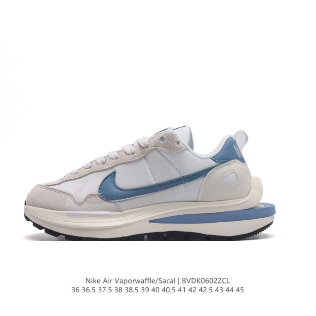 耐克 Sacai X Nike Vaporwaffle 华夫三代3.0 走秀重磅联名款运动鞋 。鞋款由pegasus与vaporfly两款鞋型的设计元素共同构建