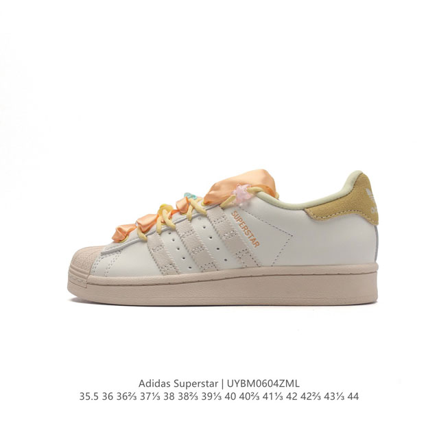 阿迪达斯 Adidas Superstar 三叶草经典贝壳头系列 新款休闲板鞋潮流女士运动鞋 。鞋面柔软皮革材质 标志性的贝壳鞋头，锯齿三条纹，简约的线条。就连