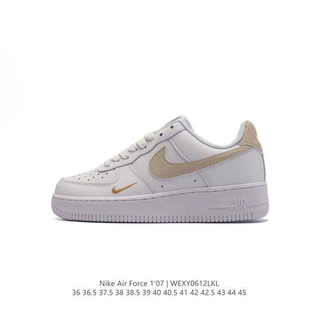 仿头层皮 耐克 Nike Air Force 1 '07 Low 空军一号含气垫 低帮百搭厚底增高休闲运动板鞋。柔软、弹性十足的缓震性能和出色的中底设计，横跨复