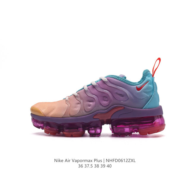 Nike 耐克 女子休闲鞋气垫缓震跑步鞋 Air Max Plus 运动鞋 造型超讨喜！鞋面以帆布和织物材质包裹，保证了轻薄透气，更适合夏季穿着。鞋侧 鱼骨 形