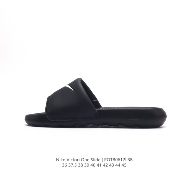 耐克 Nike Victori One Slide 耐克 夏季时尚舒适 高品质 一字拖鞋沙滩鞋拖鞋。采用全新柔软泡棉，响应灵敏，轻盈非凡，打造休闲舒适的穿着体验