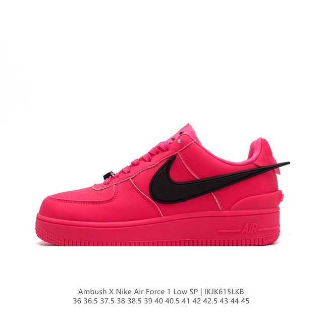 耐克 空军一号 Af1 低帮休闲板鞋 Ambush X Nk Air Force 1'07 Low Sp 空军一号联名标志性的swoosh延伸至鞋跟之外，鞋舌和