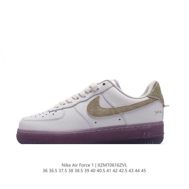 耐克 Nike Air Force 1 '07 Low 空军一号含气垫 低帮百搭厚底增高休闲运动板鞋。柔软、弹性十足的缓震性能和出色的中底设计，横跨复古与现代的