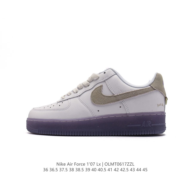 耐克 Nike Air Force 1 '07 Low 空军一号含气垫 低帮百搭厚底增高休闲运动板鞋。柔软、弹性十足的缓震性能和出色的中底设计，横跨复古与现代的