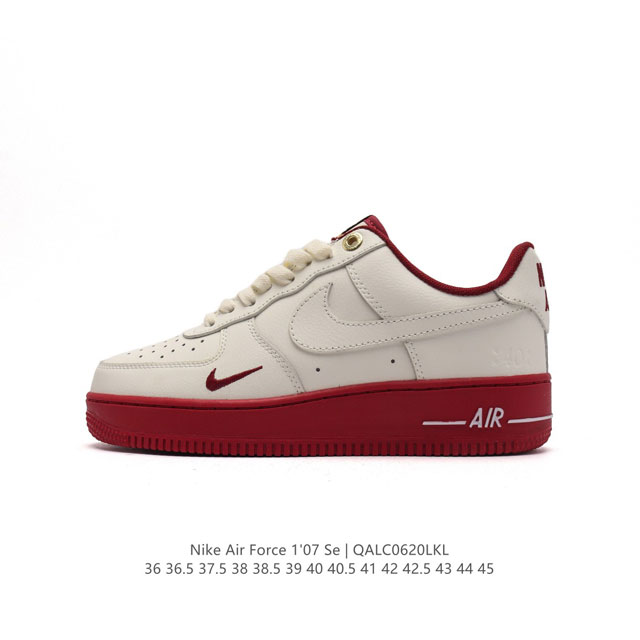 耐克 Nike Air Force 1 '07 Low 空军一号含气垫 低帮百搭厚底增高休闲运动板鞋。柔软、弹性十足的缓震性能和出色的中底设计，横跨复古与现代的