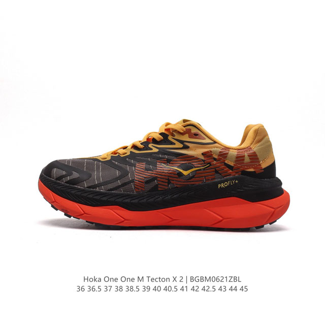 Hoka tecton X 2轻盈系列缓震透气跑鞋 #新系列中底依旧是经典的模压EVA材料，同时做到了重量更轻，在重新调教后的全新中底泡棉比上一代更轻盈、更柔软