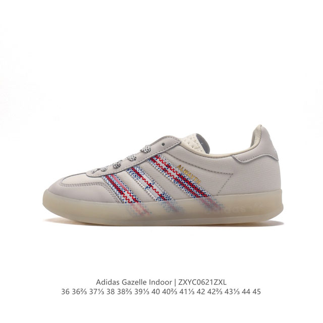 阿迪达斯 Adidas Originals Gazelle Indoor 复古三叶草防滑透明橡胶板鞋经典运动鞋。这款经典鞋,忠于原版设计,缀撞色三条纹和鞋跟饰片