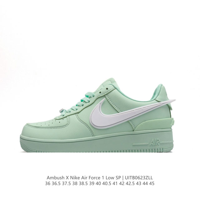 耐克 空军一号 AF1 低帮休闲板鞋 Ambush x Nk Air Force 1'07 Low SP 空军一号联名标志性的Swoosh延伸至鞋跟之外，鞋舌和