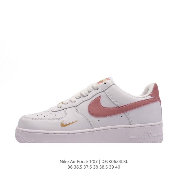 耐克 Nike Air Force 1 '07 Low 空军一号含气垫 低帮百搭厚底增高休闲运动板鞋。柔软、弹性十足的缓震性能和出色的中底设计，横跨复古与现代的