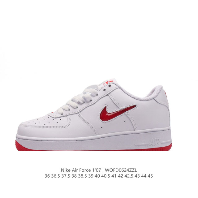 耐克 Nike Air Force 1 '07 Low 空军一号含气垫 低帮百搭厚底增高休闲运动板鞋。柔软、弹性十足的缓震性能和出色的中底设计，横跨复古与现代的