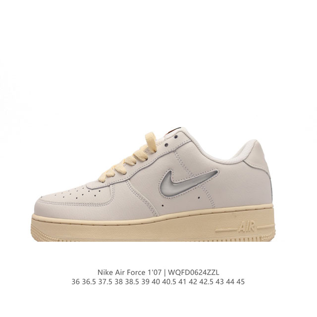 耐克 Nike Air Force 1 '07 Low 空军一号含气垫 低帮百搭厚底增高休闲运动板鞋。柔软、弹性十足的缓震性能和出色的中底设计，横跨复古与现代的