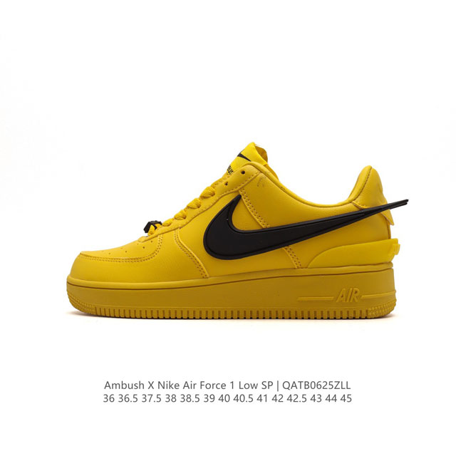 耐克 空军一号 AF1 低帮休闲板鞋 Ambush x Nk Air Force 1'07 Low SP 空军一号联名标志性的Swoosh延伸至鞋跟之外，鞋舌和