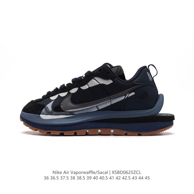 耐克 Sacai X NIKe vaporWaffle 华夫三代3.0 走秀重磅联名款运动鞋 。鞋款由Pegasus与VaporFly两款鞋型的设计元素共同构建