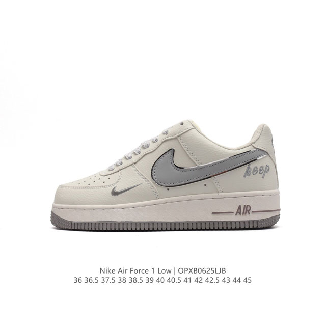 耐克 Nike Air Force 1 '07 Low 空军一号含气垫 低帮百搭厚底增高休闲运动板鞋。柔软、弹性十足的缓震性能和出色的中底设计，横跨复古与现代的