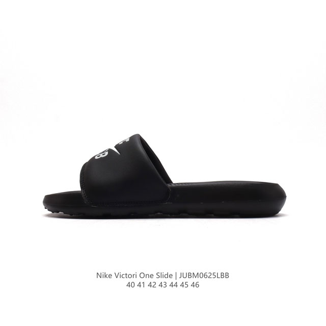 耐克 Nike VICTORI ONE SLIDE 耐克 夏季时尚舒适 高品质 一字拖鞋沙滩鞋拖鞋。采用全新柔软泡棉，响应灵敏，轻盈非凡，打造休闲舒适的穿着体验