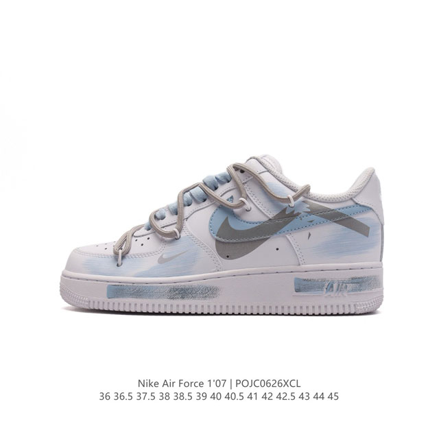 耐克 Nike Air Force 1 '07 空军一号 AF1 解构绑带 双鞋带 男女子运动鞋复古篮球鞋。巧妙结合复古美学和新潮魅力，旨在致敬 40 年来风靡