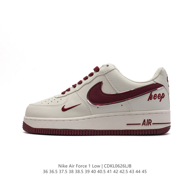 耐克 Nike Air Force 1 '07 Low 空军一号含气垫 低帮百搭厚底增高休闲运动板鞋。柔软、弹性十足的缓震性能和出色的中底设计，横跨复古与现代的