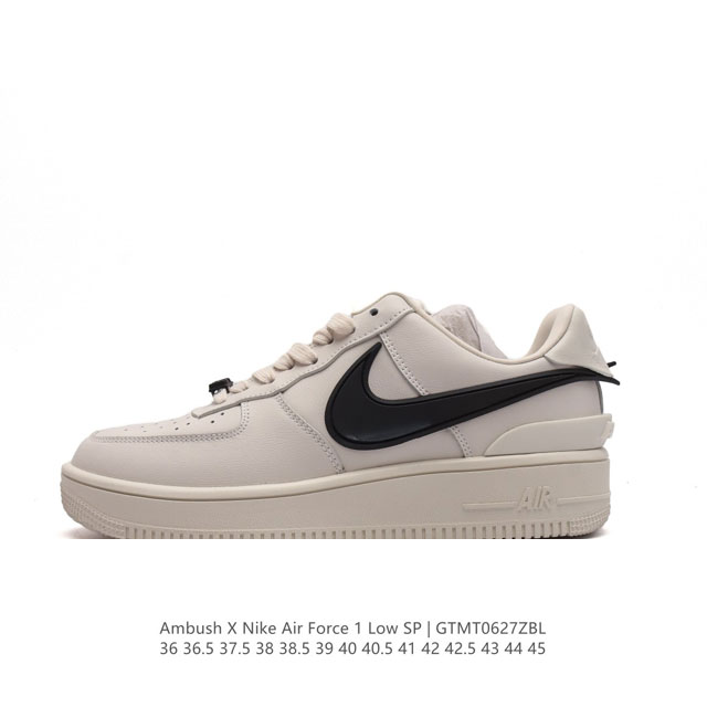 耐克 空军一号 AF1 低帮休闲板鞋 Ambush x Nk Air Force 1'07 Low SP 空军一号联名标志性的Swoosh延伸至鞋跟之外，鞋舌和