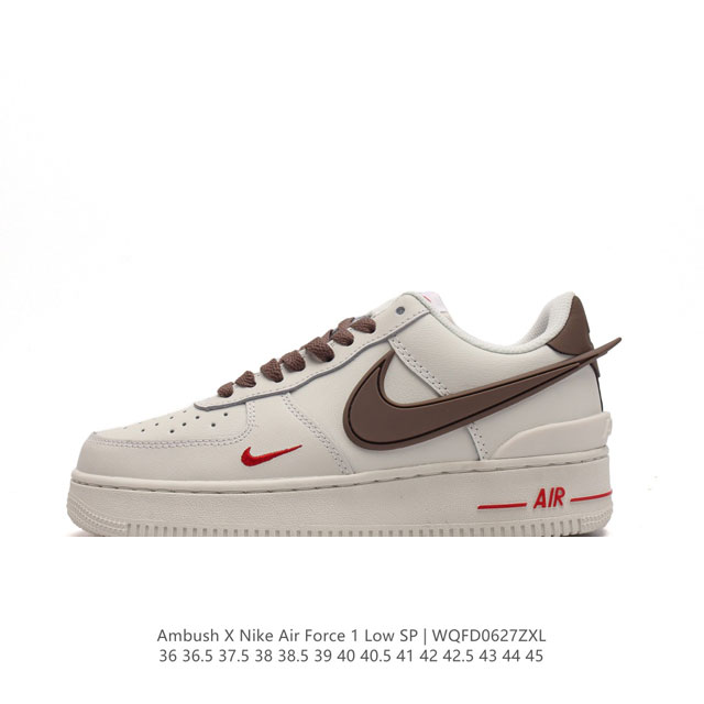 耐克 空军一号 AF1 低帮休闲板鞋 Ambush x Nk Air Force 1'07 Low SP 空军一号联名标志性的Swoosh延伸至鞋跟之外，鞋舌和