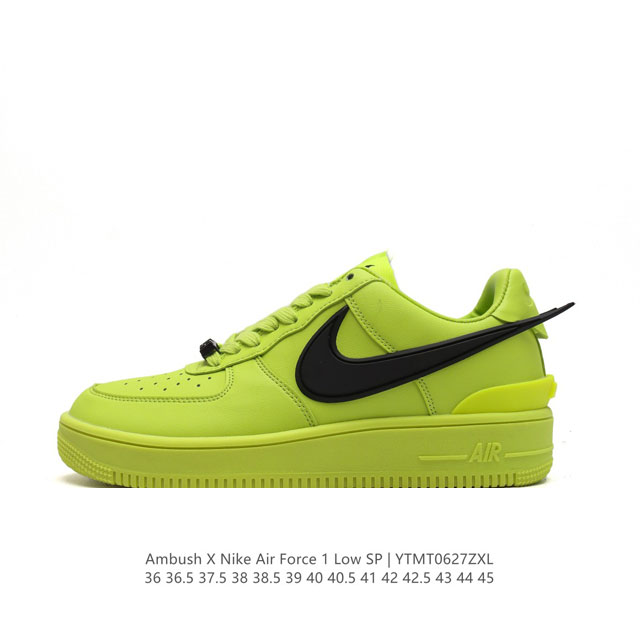 耐克 空军一号 AF1 低帮休闲板鞋 Ambush x Nk Air Force 1'07 Low SP 空军一号联名标志性的Swoosh延伸至鞋跟之外，鞋舌和