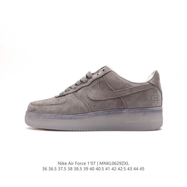 耐克 Nike Air Force 1 '07 Low 空军一号含气垫 低帮百搭厚底增高休闲运动板鞋。柔软、弹性十足的缓震性能和出色的中底设计，横跨复古与现代的