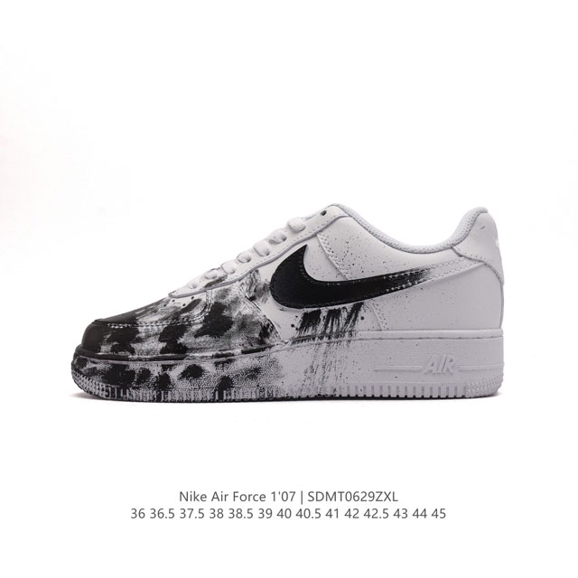 耐克 Nike Air Force 1 '07 Low 空军一号含气垫 黑色油漆鞋头 低帮百搭厚底增高休闲运动板鞋。柔软、弹性十足的缓震性能和出色的中底设计，横